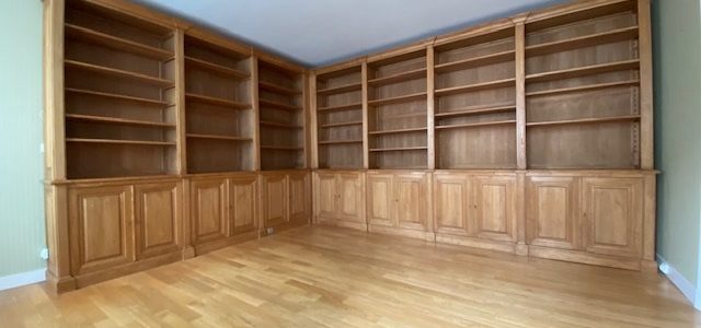 Importante bibliothèque de parquet,en angle ,de style Directoire en bois naturel patiné