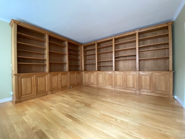 Importante bibliothèque de parquet,en angle ,de style Directoire en bois naturel patiné