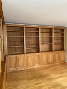 Importante bibliothèque de parquet,en angle ,de style Directoire en bois naturel patiné