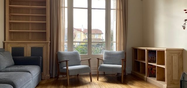 Bibliothèque cache radiateur en bois naturel brut
