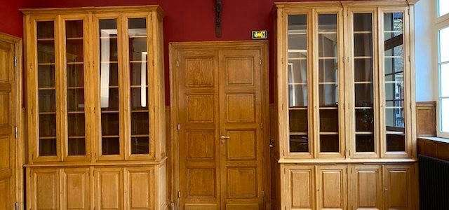 Paire d’importantes bibliothèques de parquet en bois naturel pour une institution parisienne très réputée