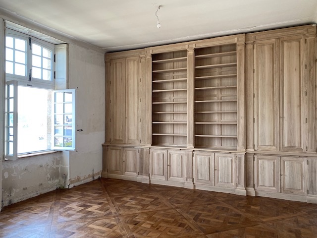 Importante Bibliothèque de parquet en chêne pour un salon donnant sur les remparts et port de Saint Malo