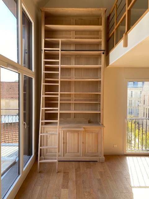 Importante bibliothèque cache radiateur en bois naturel pour un grand duplex