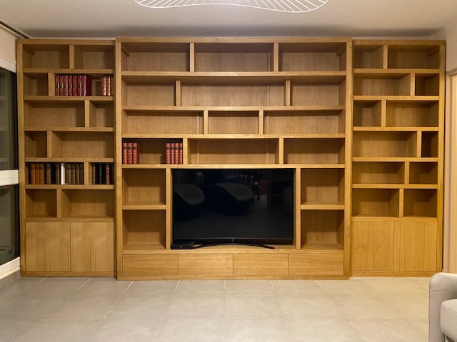 Suite de cinq bibliothèques contemporaines en bois naturel teinté et ciré