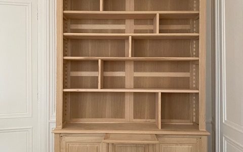 Élégante bibliothèque aux formes indémodables