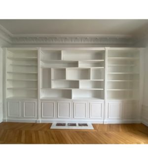 Longue bibliothèque avec une partie centrale déstructurée