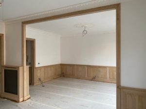 Réalisation à Neuilly sur Seine de quatre pièces avec des bibliothèques boiseries et meubles sur mesure