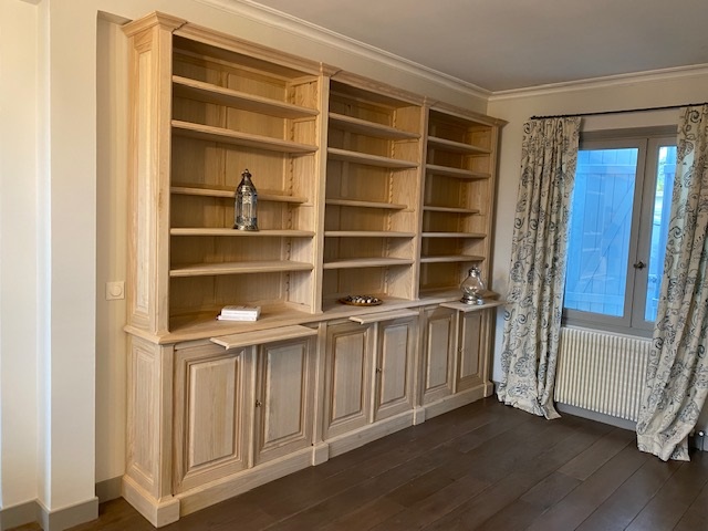 Façade de dressing et bibliothèque en bois naturel