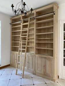 Élégante bibliothèque venant couvrir un pan de mur dans un salon