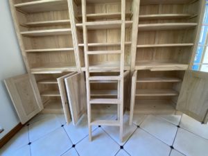 Élégante bibliothèque venant couvrir un pan de mur dans un salon