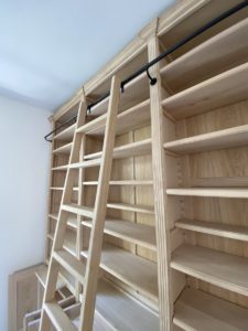 Élégante bibliothèque venant couvrir un pan de mur dans un salon