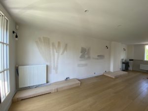 Réalisation sur mesure d’une bibliothèque pour la décoration d’intérieur en mezzanine d’une maison en région parisienne