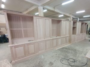 Réalisation sur mesure d’une bibliothèque pour la décoration d’intérieur en mezzanine d’une maison en région parisienne