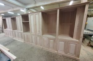 Réalisation sur mesure d’une bibliothèque pour la décoration d’intérieur en mezzanine d’une maison en région parisienne