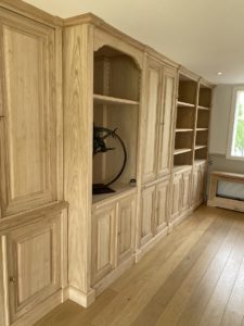 Réalisation sur mesure d’une bibliothèque pour la décoration d’intérieur en mezzanine d’une maison en région parisienne