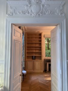 L’art des éléments architecturaux anciens alliant l’élégance avec les bibliothèques sur mesure