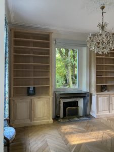 L’art des éléments architecturaux anciens alliant l’élégance avec les bibliothèques sur mesure