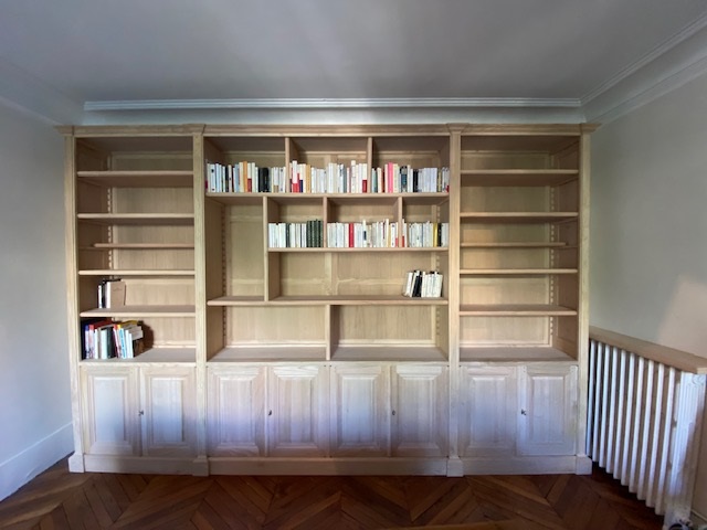Bibliothèque Neo classique en bois naturel brut