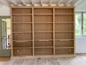 Réalisation sur mesure d’une bibliothèque en bois de châtaignier naturel brut