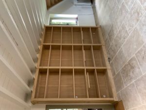 Réalisation sur mesure d’une bibliothèque en bois de châtaignier naturel brut