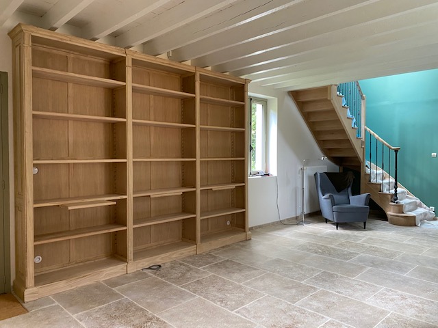 Réalisation sur mesure d’une bibliothèque en bois de châtaignier naturel brut