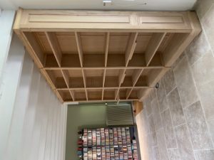 Réalisation sur mesure d’une bibliothèque en bois de châtaignier naturel brut