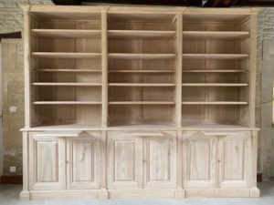Bibliothèque de style Directoire en châtaignier brut