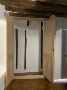 Façade en bois naturel brut
