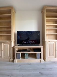 Pièce dédiée aux films, avec écran plat et musique en bois de châtaignier brut