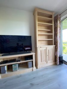 Pièce dédiée aux films, avec écran plat et musique en bois de châtaignier brut