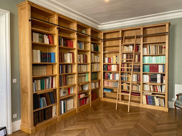 Grande bibliothèque de parquet intemporelle en bois naturel formant un angle