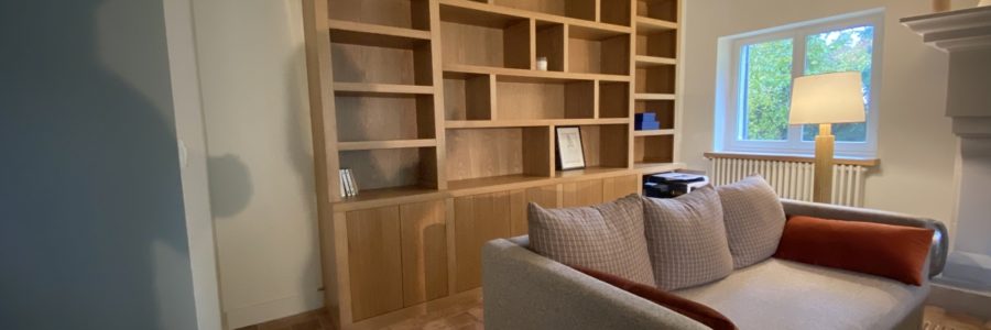 Bibliothèque contemporaine en chêne conçue pour une décoratrice d’intérieur et son client