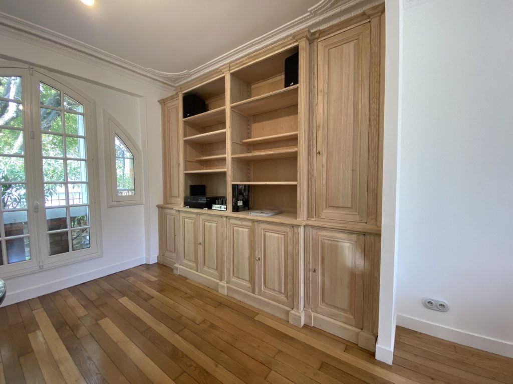 Bibliothèque de boiserie à ressaut central en bois de châtaignier brut