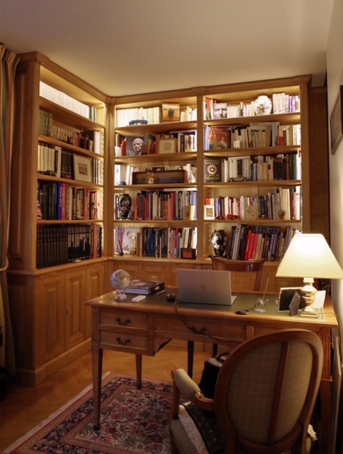 bibliothèque en angle et vitrine sur mesure en bois naturel ciré