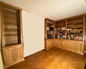 bibliothèque en angle et vitrine sur mesure en bois naturel ciré