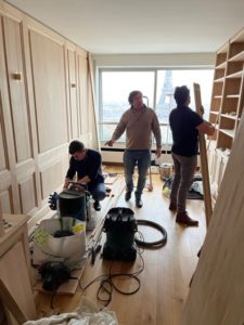 Salle à manger feutrée dans un appartement de prestige surplombant tout Paris