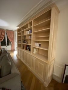 Bibliothèque de parquet intemporelle en châtaignier naturel brut