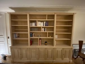 Bibliothèque de parquet intemporelle en châtaignier naturel brut