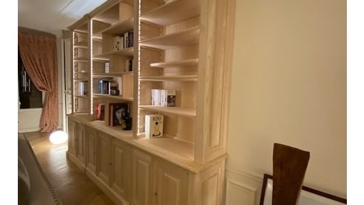 Bibliothèque de parquet intemporelle en châtaignier naturel brut