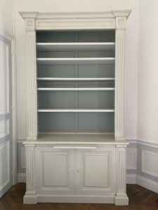 Bibliothèque sur mesure en bois peint de style Louis XVI