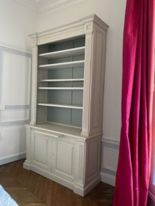 Bibliothèque sur mesure en bois peint de style Louis XVI