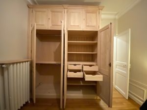 Réalisation sur mesure de six meubles en bois naturel brut