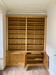 Bibliothèque intemporelle en bois naturel
