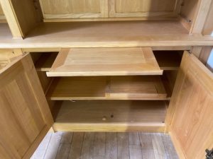 Bibliothèque intemporelle en bois naturel