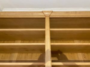 Bibliothèque intemporelle en bois naturel