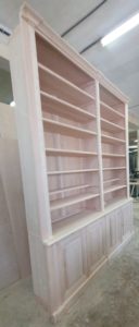Bibliothèque intemporelle en bois naturel