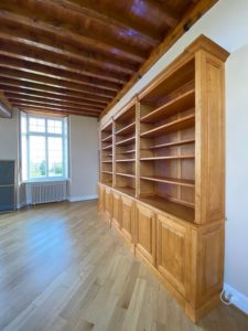 Longue bibliothèque en bois naturel teintée et ciré