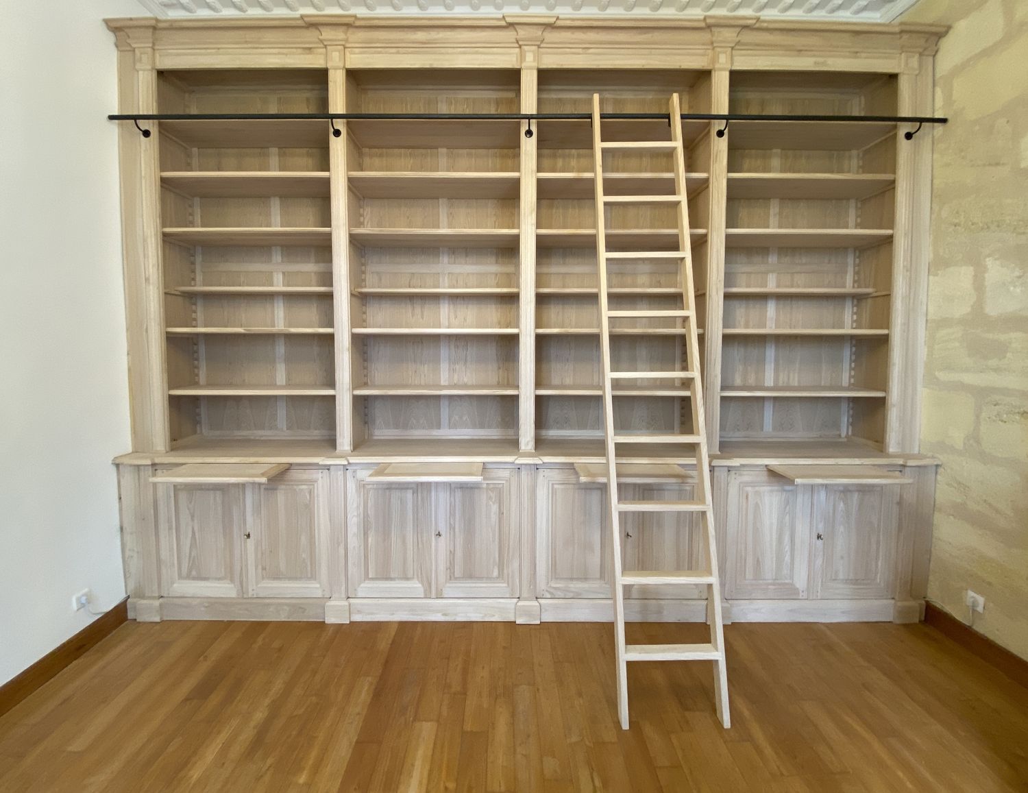 Impressionnante bibliothèque de style Louis XVI en bois naturel