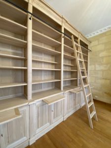 Impressionnante bibliothèque de style Louis XVI en bois naturel