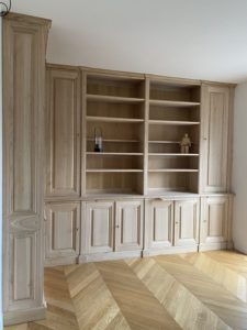 Bibliothèque sur mesure de mur à mur et du sol au plafond en bois naturel brut